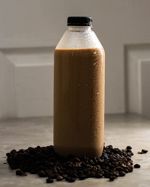 Foto pronto para beber café em garrafa de plástico. café pronto para beber em litros e garrafas grandes abandonam a popularidade durante a pandemia