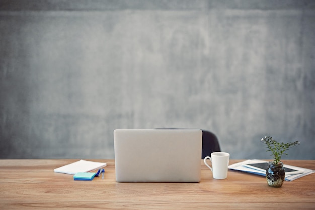 Pronto para começar a trabalhar Foto de um laptop sentado em uma mesa