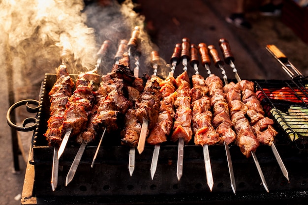 Foto pronto para comer espetos de carne vista frontal