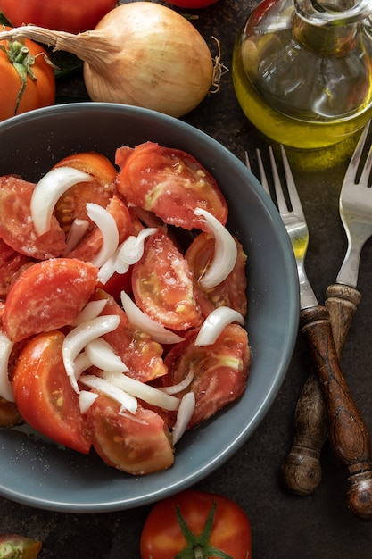 Pronto para comer salada com tomates frescos no jardim