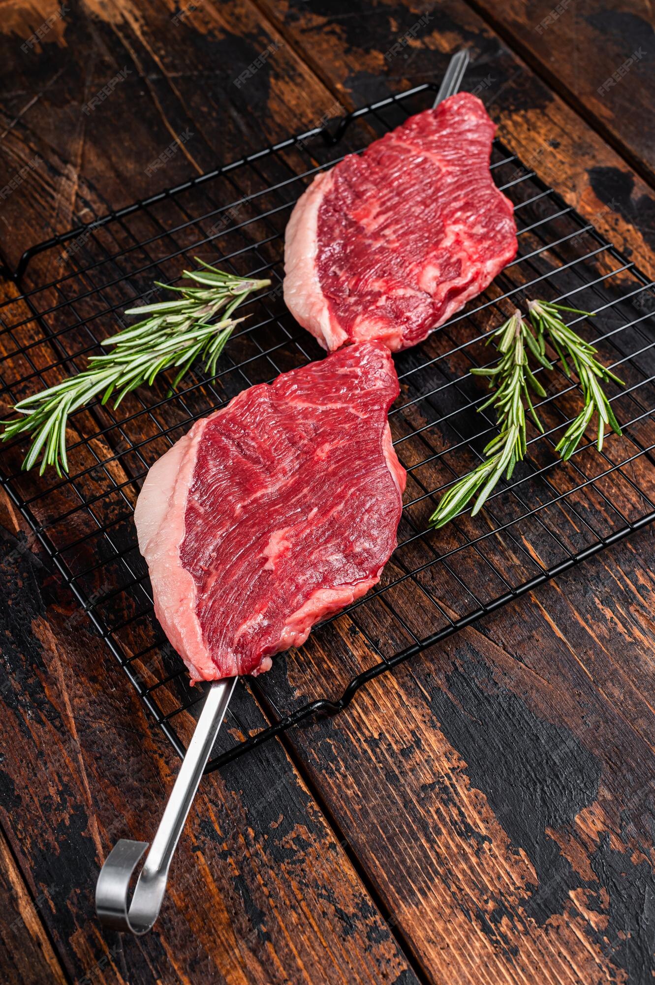 Foto de Espeto De Picanha Cozido Pronto Para Comer Inclinada Em Cortar A  Placa e mais fotos de stock de Churrasco - iStock