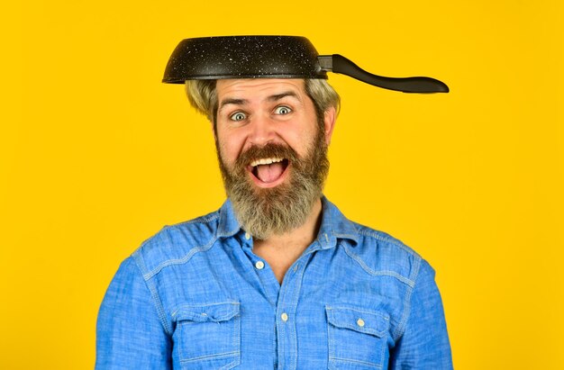 Foto pronto para cozinhar homem barbudo cozinhando na cozinha culinária e cozinha utensílios de cozinha comida saudável cozinhar cozinhar prato saboroso homem barbudo segurar frigideira cozinhar na panela para preparar alimentos