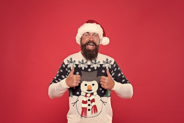 Pronto para o feriado roupas quentes sazonais moda pronto para o ano novo feliz natal feliz homem barbudo chapéu de papai noel vermelho alegre hipster favorito suéter engraçado com boneco de neve diversão nas férias de inverno