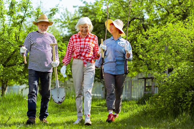 Pronto para o plantio. vizinhos ativos e positivos sentindo-se animados e prontos para plantar árvores