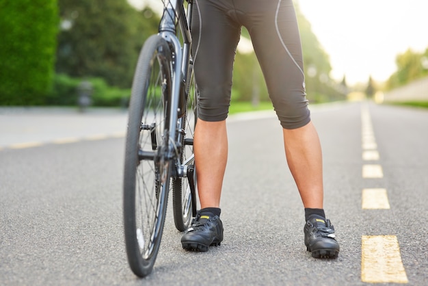 Pronto para o treinamento, foto cortada de ciclista profissional usando shorts e sapatos de ciclismo