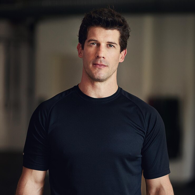 Foto pronto para ser rasgado retrato de um homem em forma de pé em uma academia