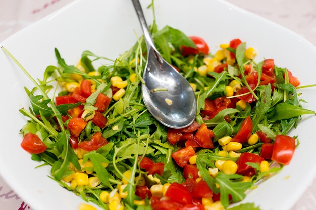 Pronto salada na mesa em casa