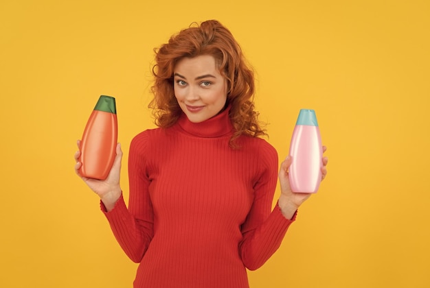 Propaganda de condicionador de cabelo, hábitos diários de produtos de beleza e cuidados pessoais senhora ruiva