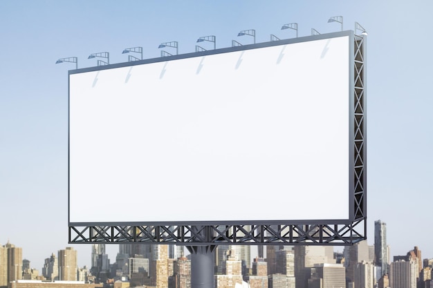 Propaganda horizontal branca em branco no fundo do horizonte em vista de perspectiva diurna Conceito publicitário de maquete