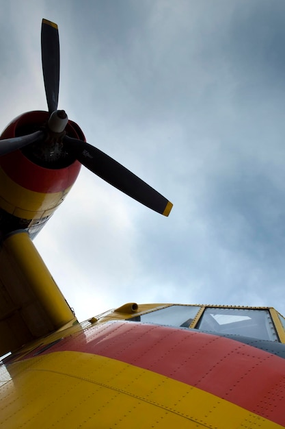 Foto propeller und kabine eines oldtimer-flugzeugs in einer airshow