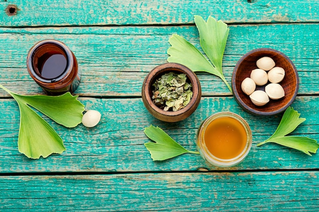 Propiedades curativas de las semillas y hojas de ginkgo biloba en la medicina herbal.