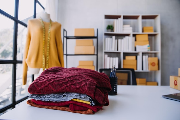 Propietaria de un negocio joven diseñadora de moda asiática trabajando en su diseñador en la sala de exposiciones estilo de vida sastre elegante tomando medidas en maniquín para cortar telas en estudio Pequeño negocio