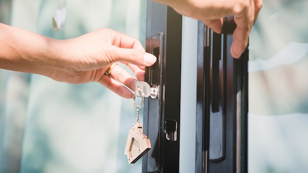 Foto el propietario abre la casa dor con llave