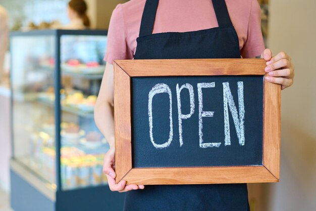 Propietario abriendo nueva cafetería