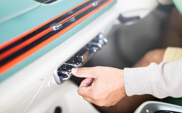 El propietario del automóvil ajusta la dirección de la ventilación de aire a mano para garantizar un flujo de aire óptimo en el vehículo Mantenimiento adecuado del vehículo y uso correcto del aire acondicionado para una experiencia de conducción cómoda