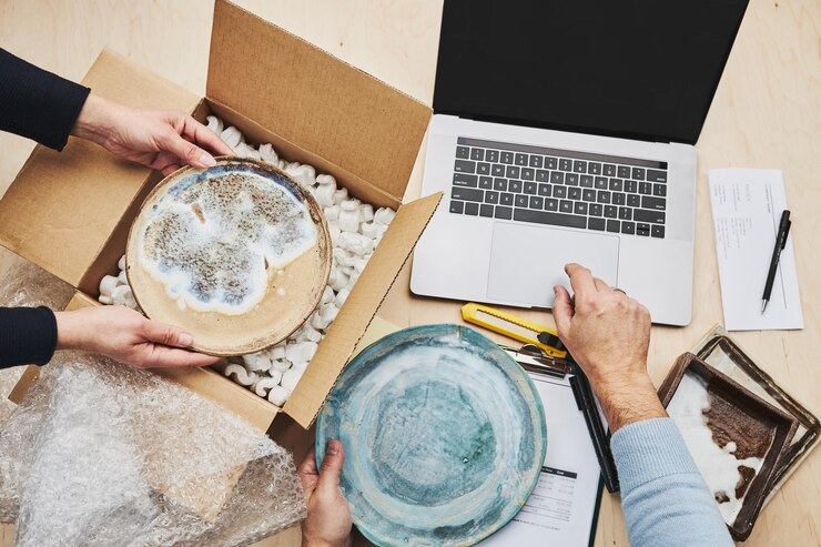 Foto el propietario de la empresa empaca el pedido en línea para su entrega al cliente y prepara el paquete con el producto de la tienda.