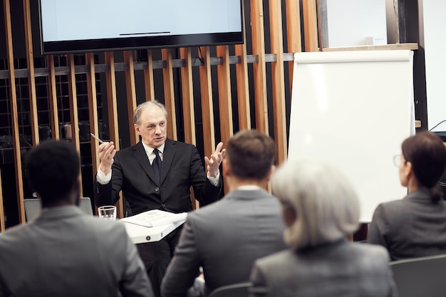 Propietario de la empresa hablando expresivamente en la reunión