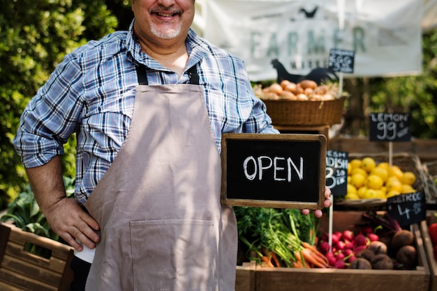 Propietario hombre tienda de comestibles frescos orgánicos