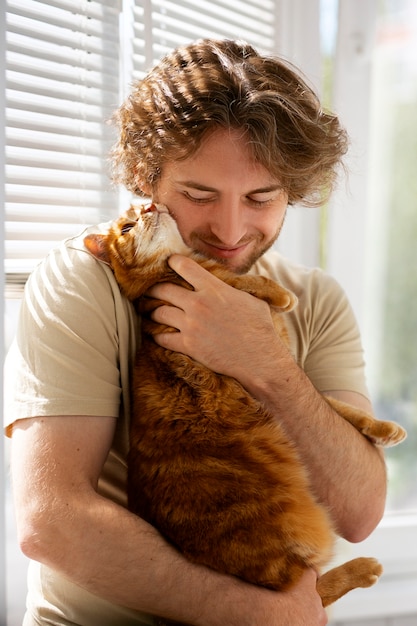 Foto propietario con un lindo gato en casa