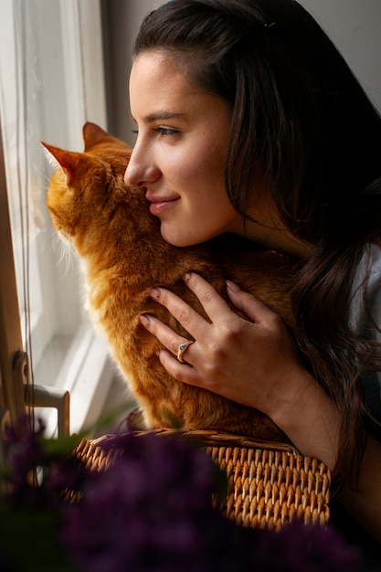 Foto propietario con un lindo gato en casa