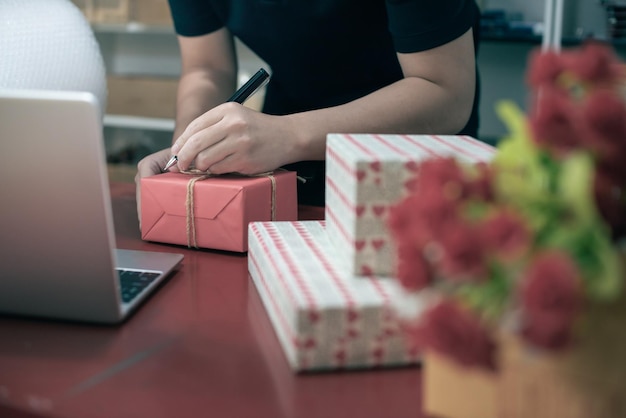 Propietario de negocio masculino que trabaja empacando el pedido para enviarlo al cliente Empaquetado de empresario masculino
