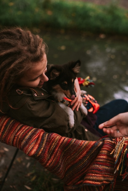 Propietario de og con cachorro en las manos