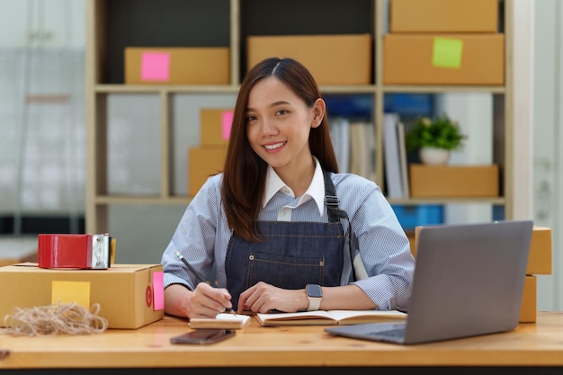 Propietario de una pequeña empresa asiática que trabaja en la oficina en casa Mercado minorista de negocios y entrega de marketing de venta en línea Concepto de comercio electrónico de PYME