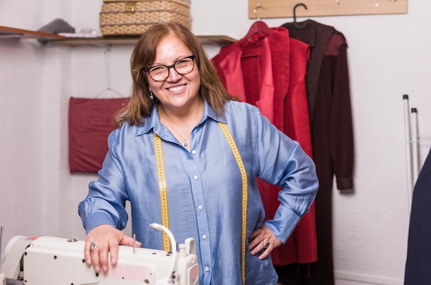 Propietario de una pequeña empresa éxito emprendedor de moda lenta mujer chilena latina madura confiada