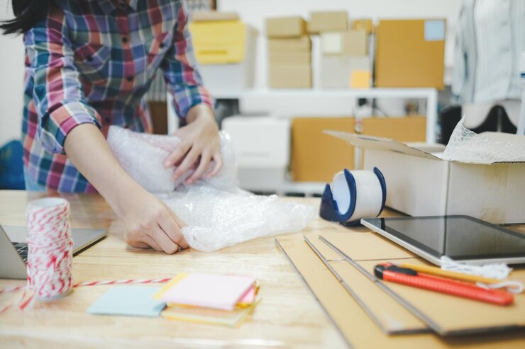 Foto propietario de una pequeña empresa en línea. joven emprendedor emprendedor propietario de una pequeña empresa en línea que trabaja en casa, embalaje y situación de entrega.