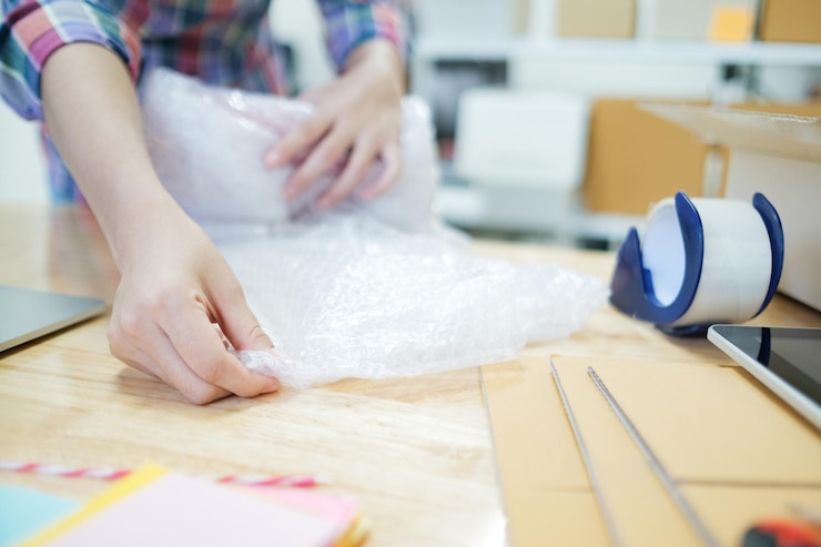 Foto propietario de una pequeña empresa en línea. joven emprendedor emprendedor propietario de una pequeña empresa en línea que trabaja en casa, embalaje y situación de entrega.