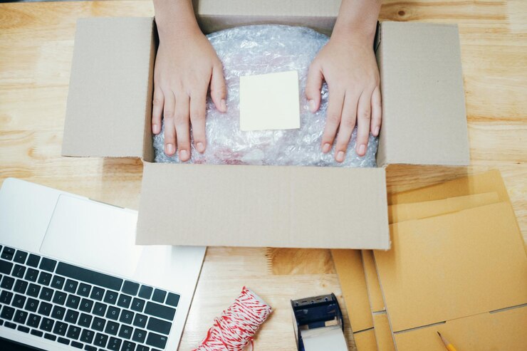 Foto propietario de una pequeña empresa en línea. joven emprendedor emprendedor propietario de una pequeña empresa en línea que trabaja en casa, embalaje y situación de entrega.