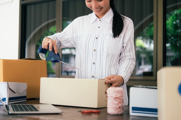 Propietario de pequeña empresa en línea.