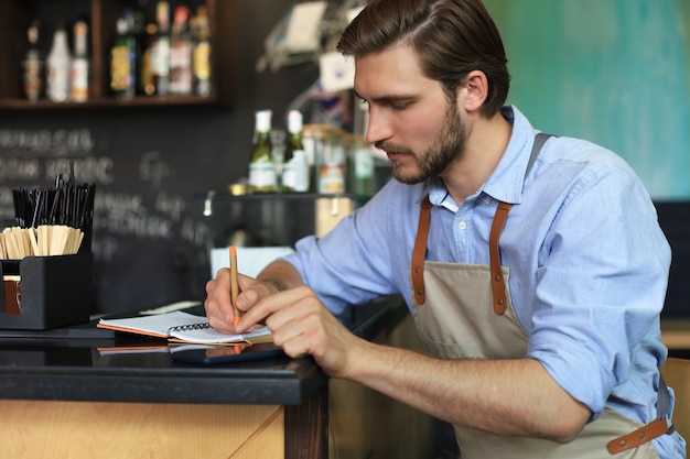 Propietario de una pequeña empresa que trabaja en su café.