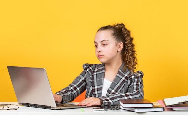 El propietario de una pequeña empresa vuelve al concepto escolar de educación en línea y la felicidad de la infancia de las personas usa el trabajo de la computadora portátil listo para estudiar aprendiendo en casa imagina que es secretaria