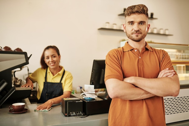 Propietario positivo de cafetería