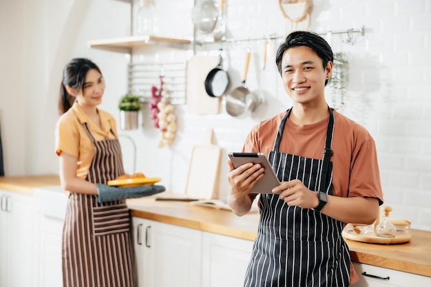 Propietario de una PYME de restaurante Emprendedores con una tableta en la mano Formulario de pedido en línea Inicio