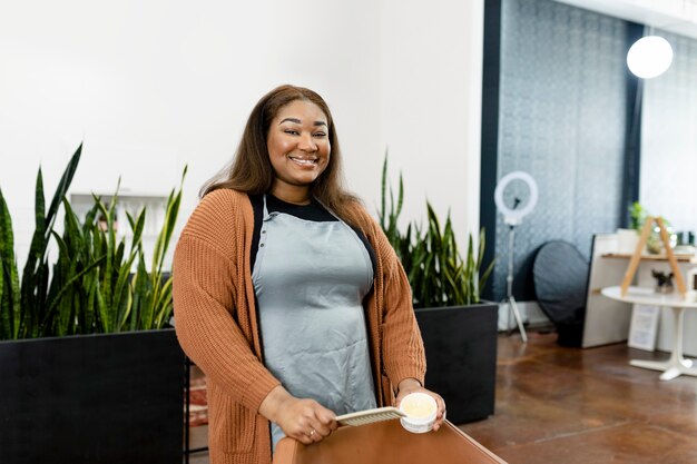 Propietario de salón de belleza pequeño sonriente