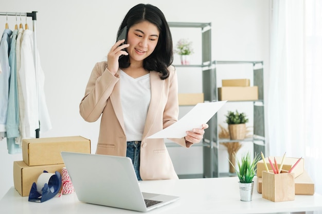 Foto propietario siempre manténgase en contacto con el cliente