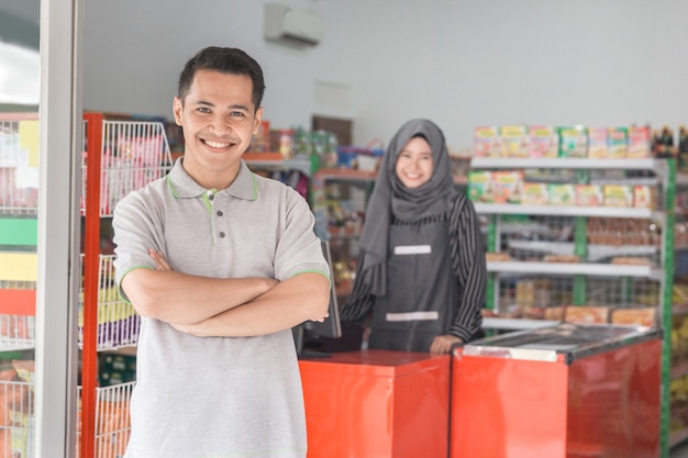 Propietario de supermercado sonriendo