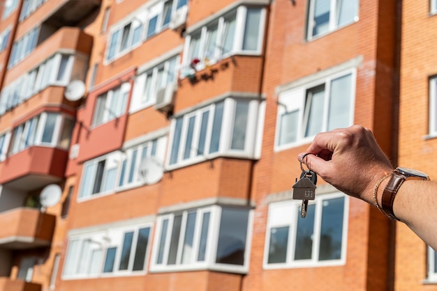 Foto el propietario tiene la llave de la nueva casa del agente inmobiliario