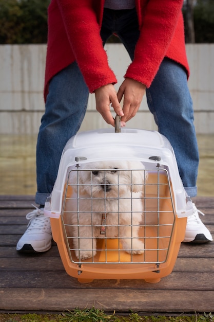 Propietario de vista frontal con transportador de mascotas