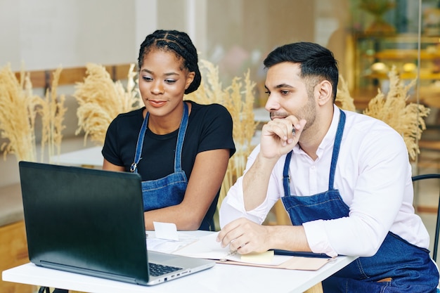 Propietarios de cafés revisando correos electrónicos