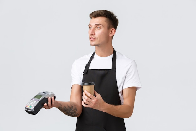 Propietarios de pequeñas empresas cafetería y personal concepto guapo sonriente camarero barista sirviendo comida para llevar ...