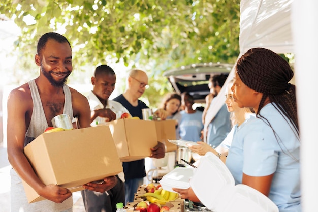 Foto proporcionar comidas a la comunidad necesitada