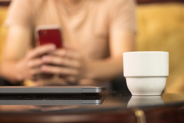 Foto propósitos de año nuevo. taza de café en un espacio de trabajo 04