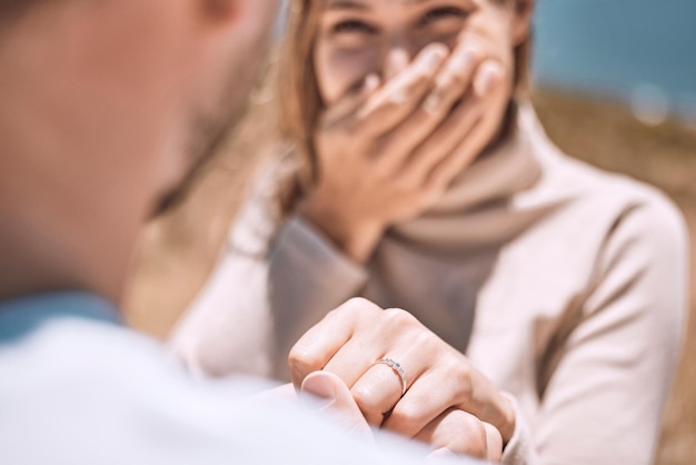 Proposta de noivado e romance com um homem pedindo sua noiva em casamento enquanto namora e passa tempo juntos close de um anel no dedo de uma mulher que acabou de dizer sim a um pedido de casamento