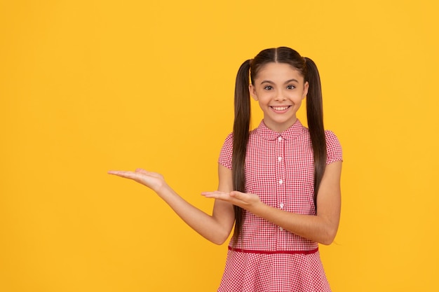 Proposta de produto criança alegre apresentando espaço de cópia do produto publicidade de menina bonita adolescente