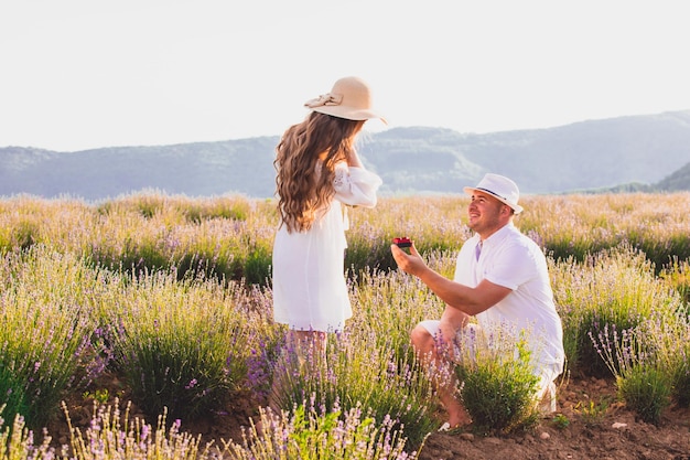 Proposta no campo de lavanda ao pôr do sol