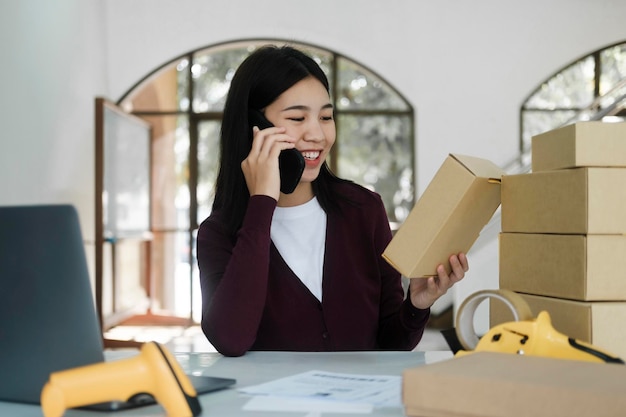 Proprietária de loja de negócios on-line falando com o cliente usando smartphone