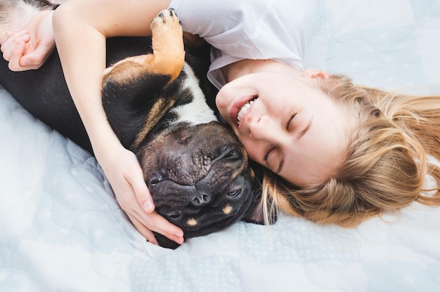 Proprietário abraça seu cachorro da raça Bulldog Francês